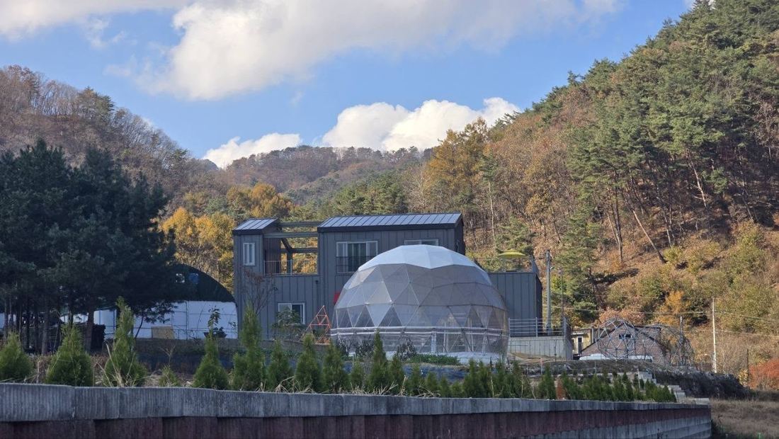 가을 산을 배경으로 선 연구소의 돔